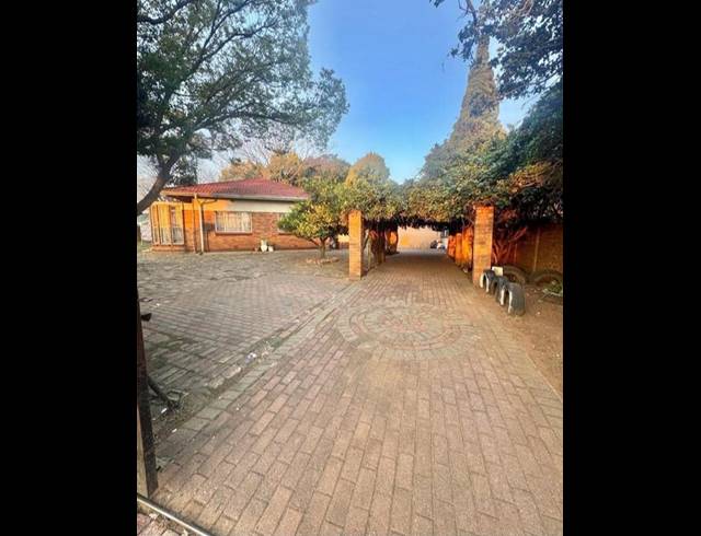 9 BEDROOM HOUSE FOR SALE IN KEMPTON PARK EXT 02